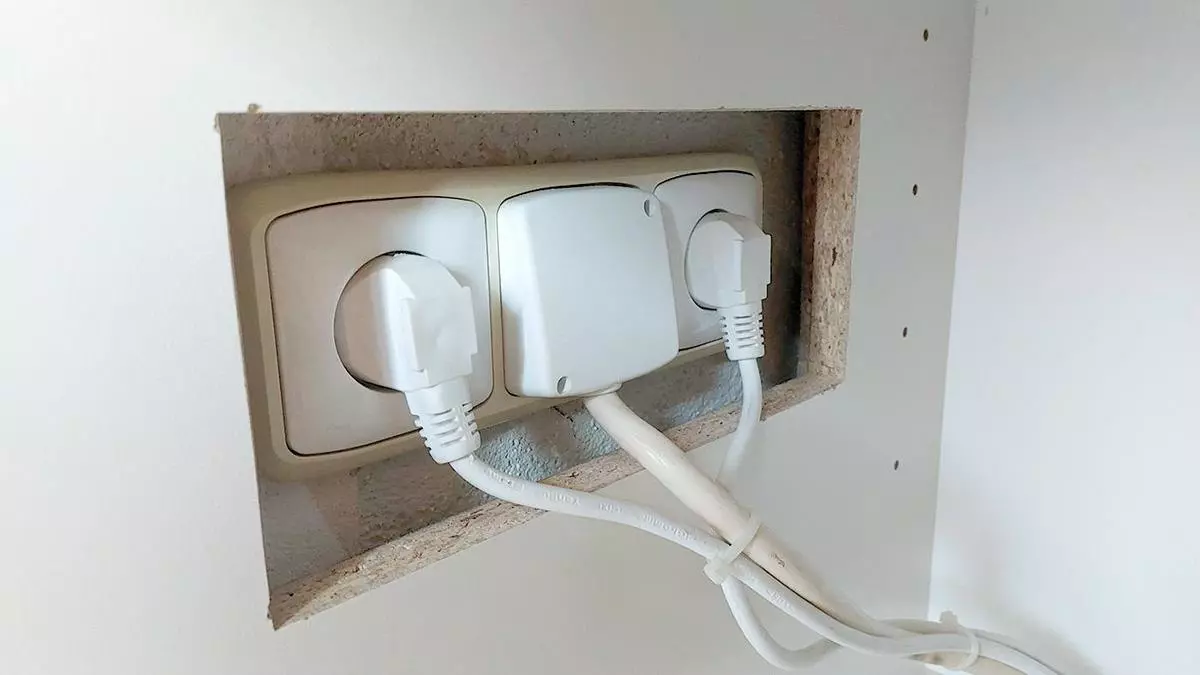 Instalace elektrických zásuvek do zdi s připojenými kabely.