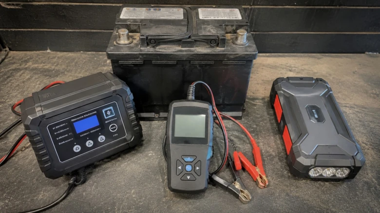 Nabíječka pro baterii s multimetrem a externím zdrojem