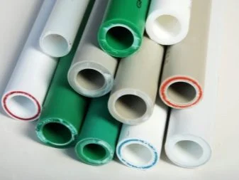 Různé typy polyetylenových trubek pro vodovodní instalaci.