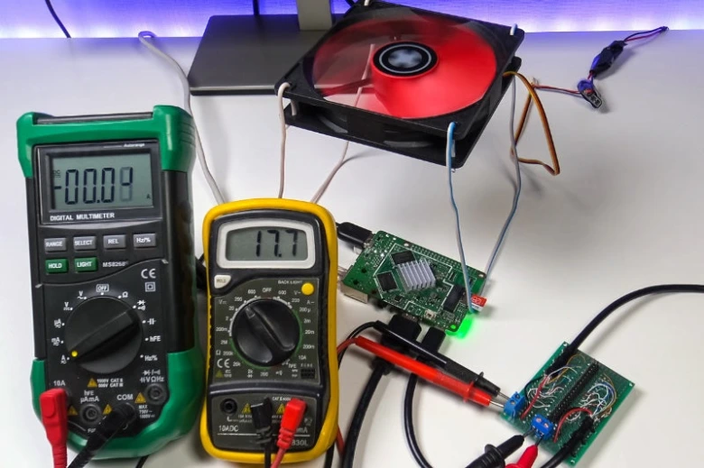 Multimetry měřící elektrické veličiny jako watty a voltampéry.