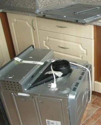 Rozložená trouba s odhalenými vnitřními komponenty pro instalaci.