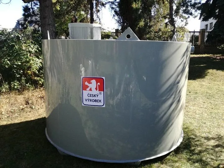 Šedá žumpa s logem Český výrobek venku na trávníku.