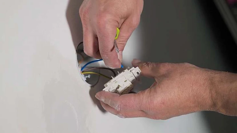 Ruční instalace elektrické zásuvky do stěny