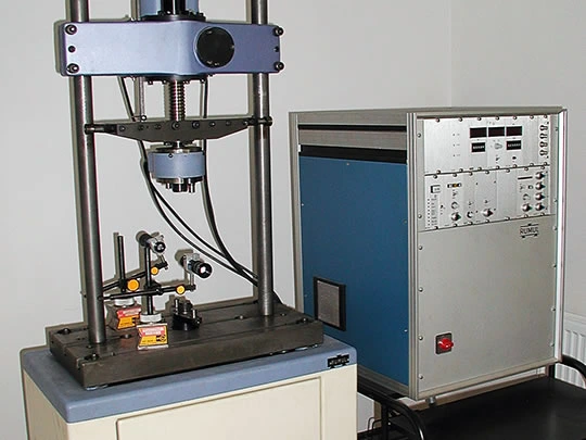 Hydraulický testovací přístroj pro zkoušky potrubí s ovládacím panelem.