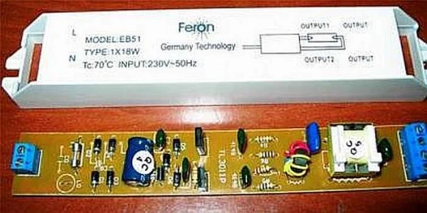 Elektronická tlumivka pro zářivky s viditelnou deskou obvodem.