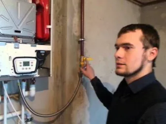 Technik opravuje potrubí plynového kotle Baxi pro odstranění chyb.