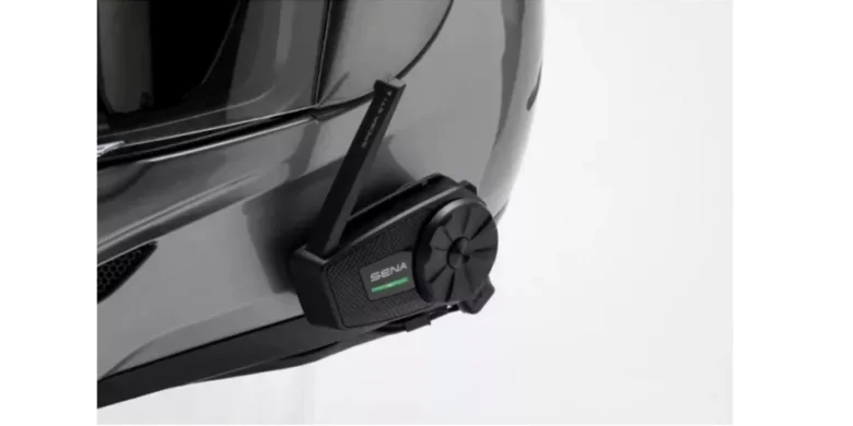 Černý Bluetooth interkom značky Sena na motocyklové helmetě.