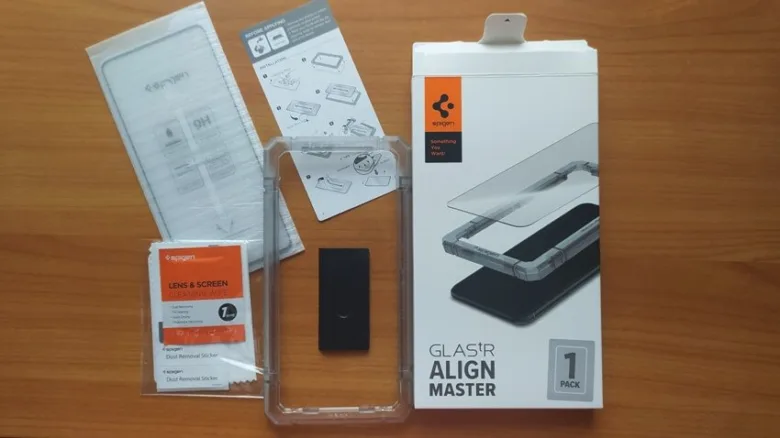 Sada ochranného skla pro telefon s nástrojem na zarovnání.