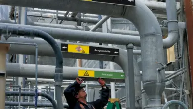 Průmyslové potrubí s varovnými štítky a symboly podle normy GOST.
