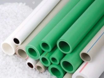 Zelené a bílé polyetylenové trubky pro vodovodní instalaci.