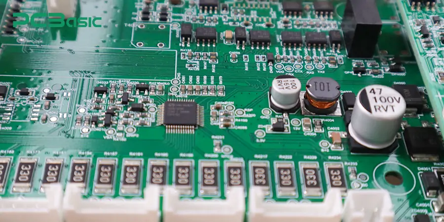 Zelená deska s elektronickými součástkami SMD pro čtení označení.