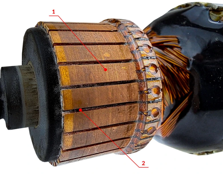 Detail rotoru elektromotoru s měděnými vinutmi pro ilustraci poruch.