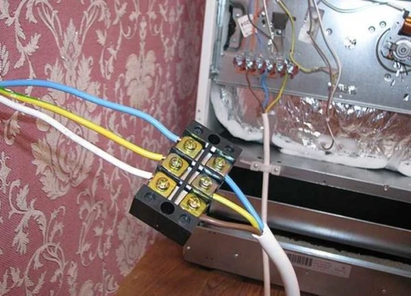 Připojení elektrické trouby pomocí svorkovnice s barevnými vodiči.