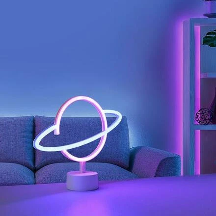 Planetařová LED lampa na nočním stolku v ložnici