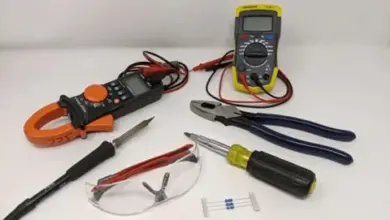 Nástroje pro testování kondenzátoru elektromotoru včetně multimetru