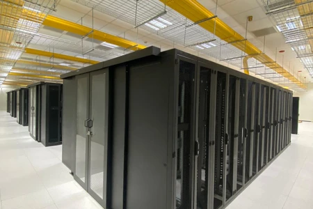 Řady černých serverových skříní v moderním datovém centru.