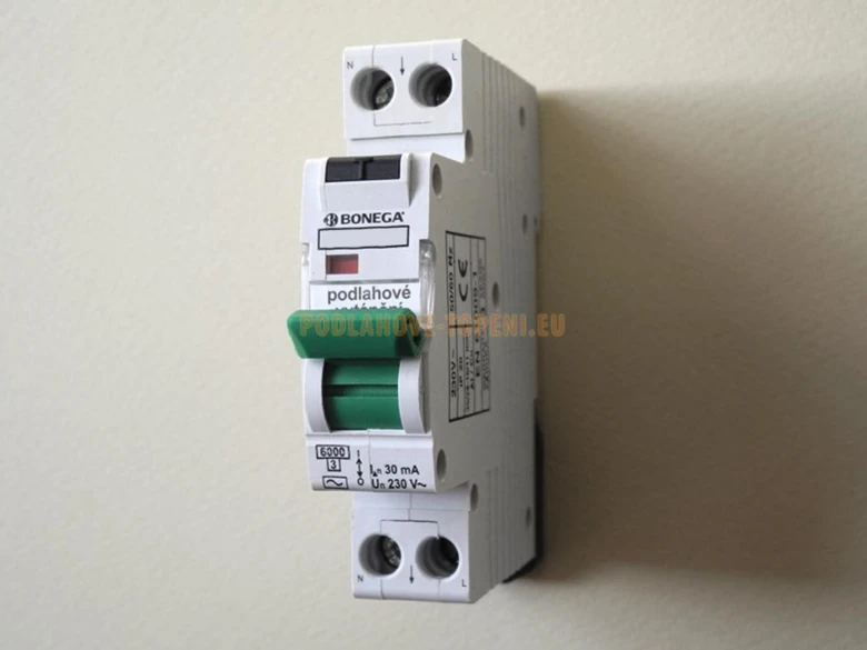 Běhový spínač pro podlahové topení značky BONEGA s označením 30mA a napětí 230V.
