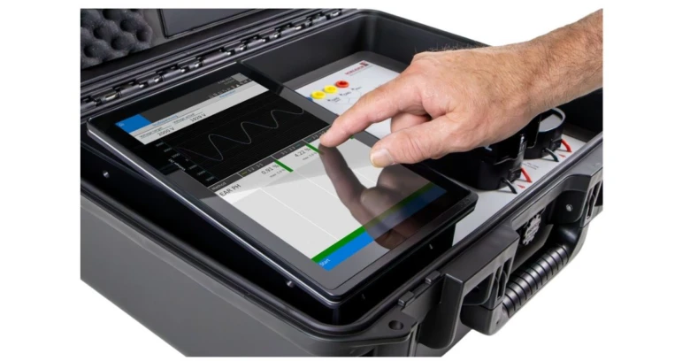 Ruka používá tablet v kufr s měřicím přístrojem pro elektromotory.