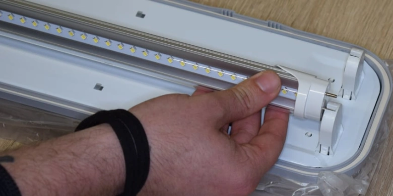 Ruční instalace LED trubice do svítidla pro elektrikáře