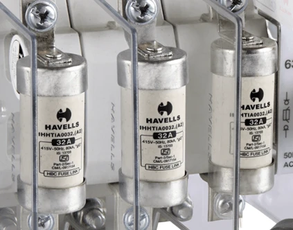 Tři pojistky v držáku pro ochranu elektroniky před přetížením.