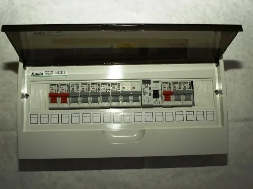 Otevřená elektrická rozvaděč s pojistkami v dřevěném domě.
