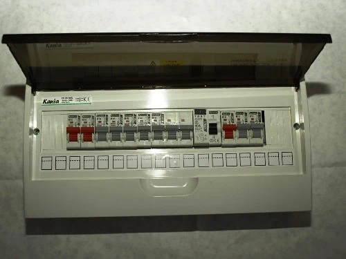 Otevřená elektrická rozvaděč s pojistkami pro byt.