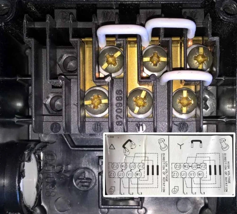 Fotografie terminálu pro připojení třífázového elektromotoru s návodem.