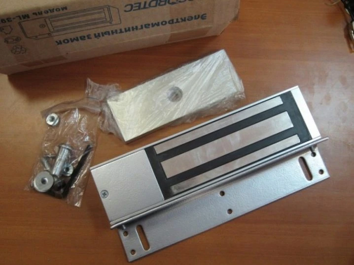 Sada elektromagnetického zámku s montážní deskou a příslušenstvím.