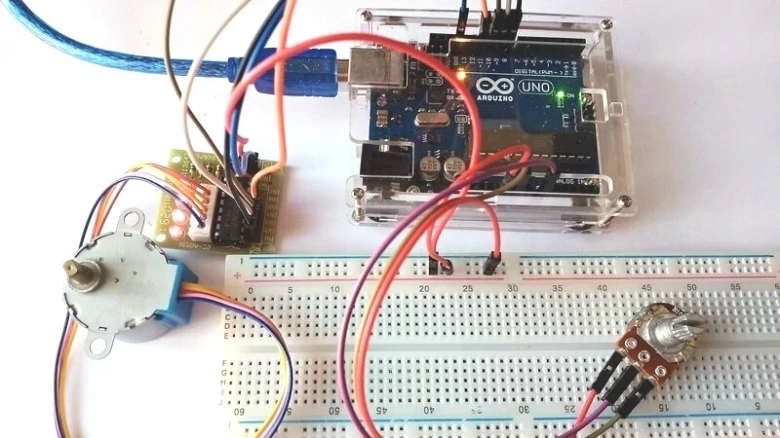 Arduino zapojený s malým motorem na chlebíčku pro začátečníky