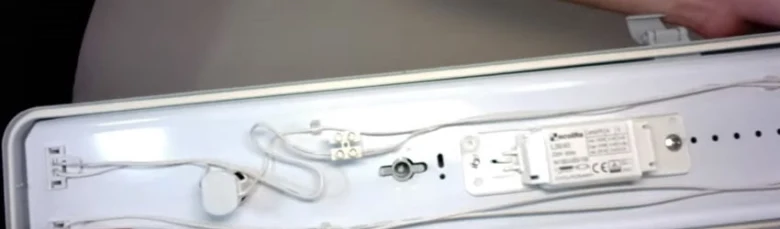 Vnitřní zapojení bílého LED svítidla s řidičem a kabely.
