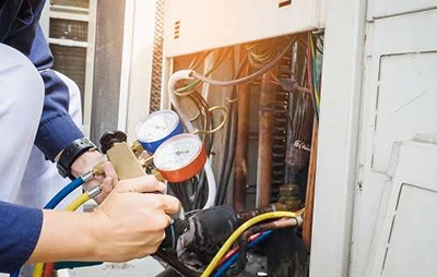 Technik provádí tlakovou zkoušku na topném systému.