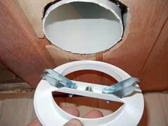 Bílý kruhový adaptér pro větrací kanál s montážními svorkami.