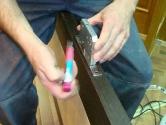 Instalace elektromagnetického zámku na dveřní rámeček.