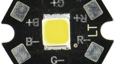 Černá LED dioda s žlutým jádrem a označením pro osvětlení.