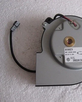 Motor ventilátoru pro výparník klimatizace s viditelnými kabely.