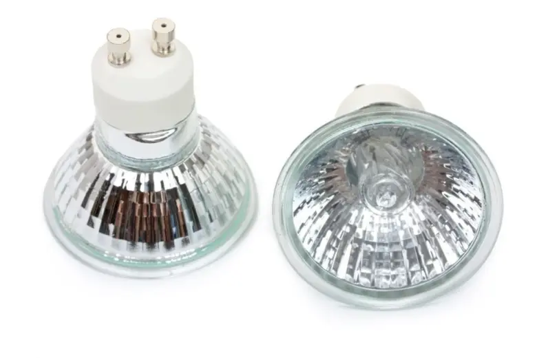 Dvě LED reflektory pro domácí osvětlení na bílém pozadí.
