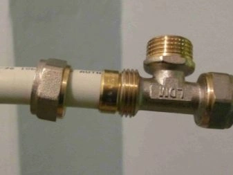 Závitové připojení plynového ventilu k plastovému potrubí.