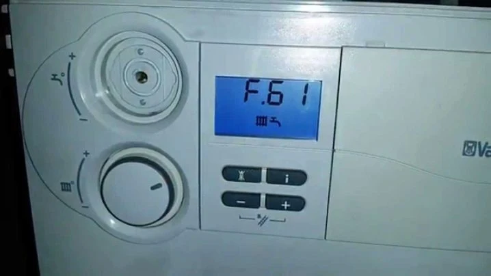 Plynový kotel Vaillant s chybovou hláškou F.61 na displeji.